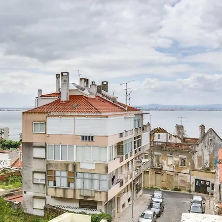Charming 3 Bedroom At Penha Franca アパート *
