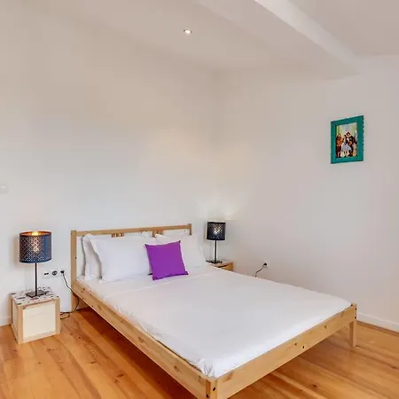 Charming 3 Bedroom At Penha Franca Apartment