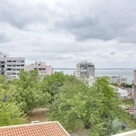 Charming 3 Bedroom At Penha Franca