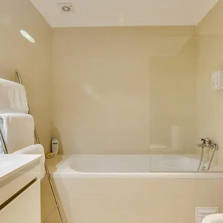 Charming 3 Bedroom At Penha Franca Apartment